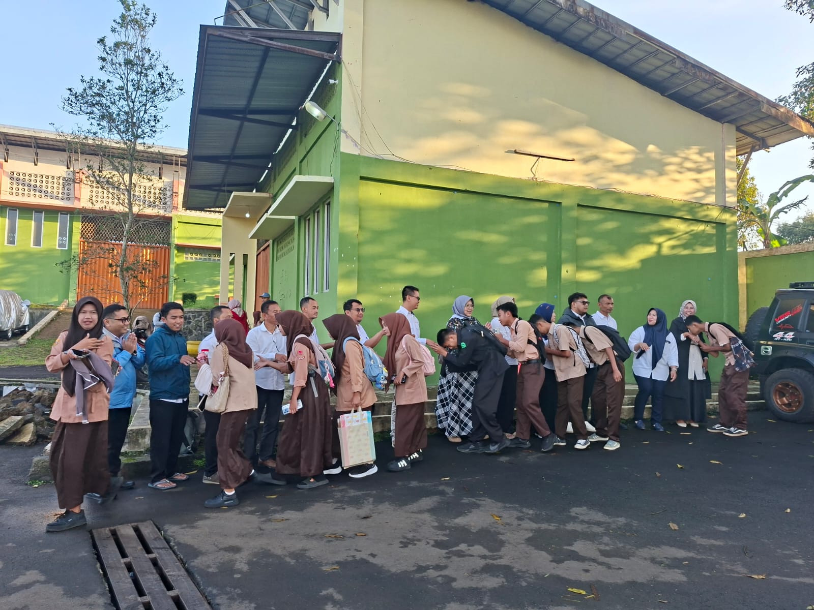 Tanamkan Karakter dan Adab, SMKN 1 Sukalarang Rutinkan Budaya 